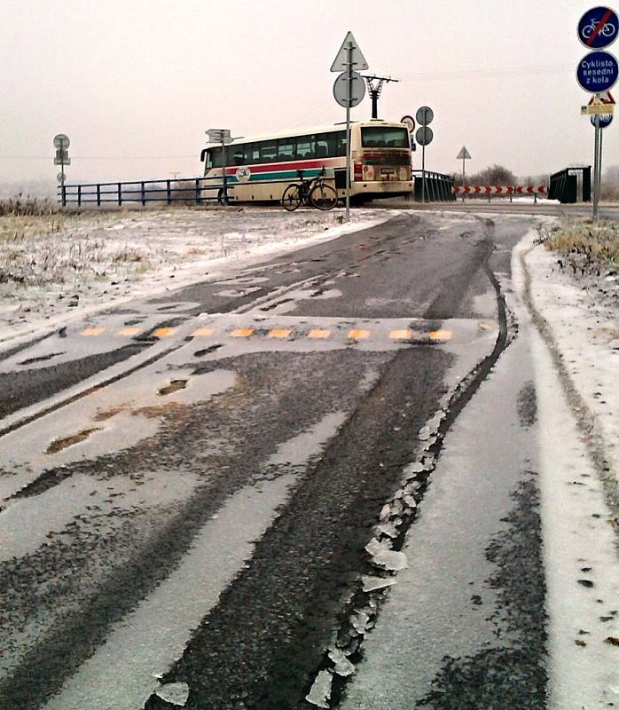 Cyklista Ondřej Krist vyfotografoval stopy po automobilu na nové cyklostezce Mutěnka.