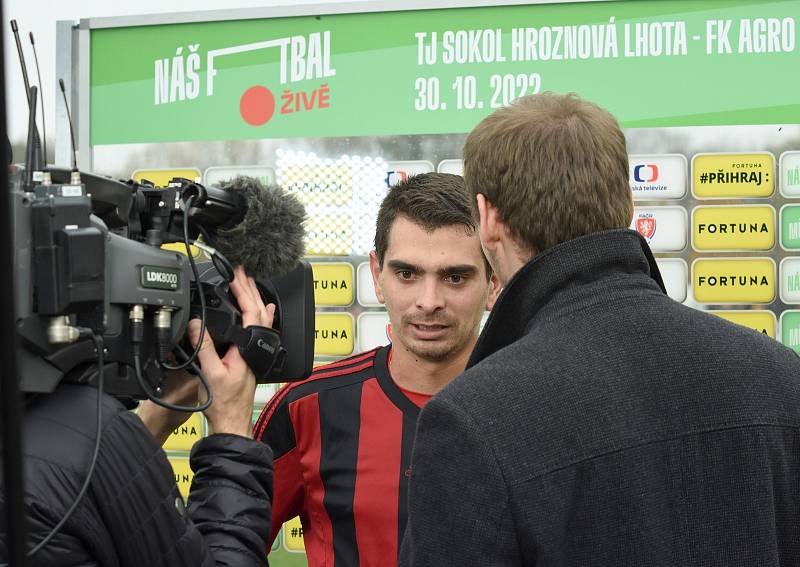 Fotbalisté Hroznové Lhoty (bíločervené dresy) v televizním duelu přehráli Vnorovy 5:1. Zápas na Zelničkách sledovalo 1500 diváků. Foto: Jaroslav Kicl