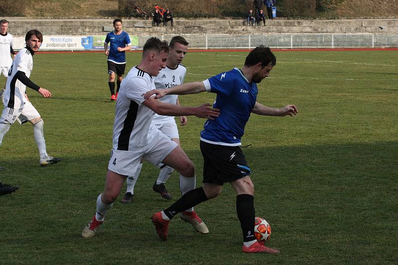 Fotbalisté Kyjova (modré dresy) na úvod jara podlehli Velkým Bílovicím 0:3.