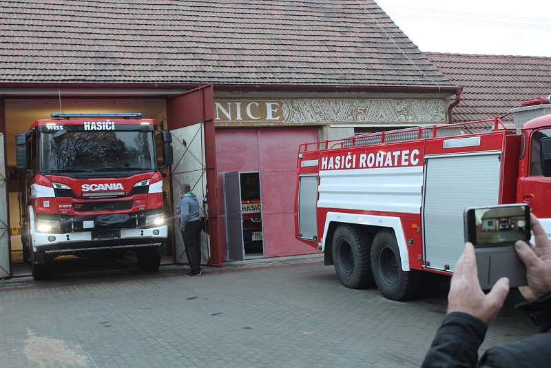 Nová cisterna rohateckých hasičů značky Scania. Vedle ní doposud sloužící čtyřicátnice Tatra.