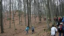 Turistický výšlap vedený Luďkem Šimkem obešel památníky a bunkr rozeseté po Chřibech. Cestami partyzánů šlo asi padesát lidí.