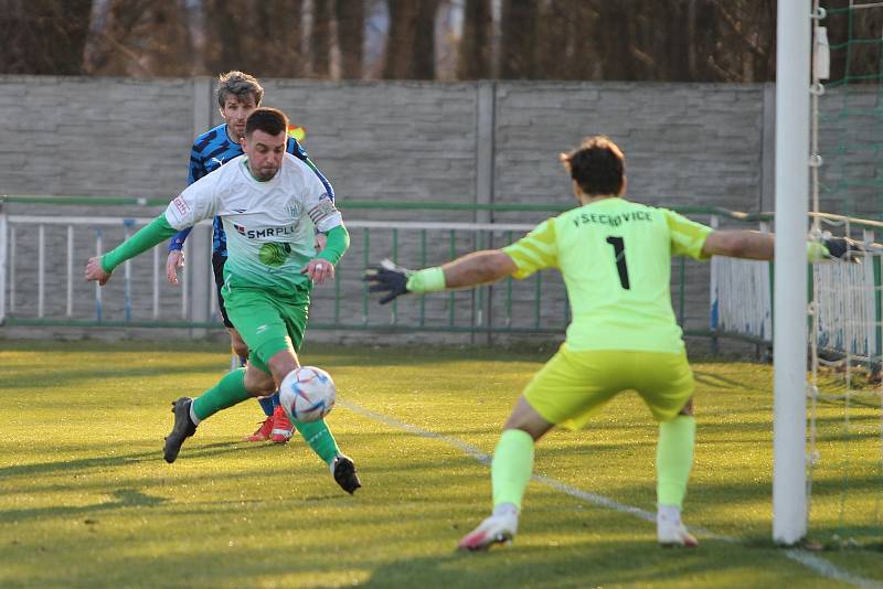 Fotbalisté Bzence (v bílozeleném) porazili Všechovice 5:2.