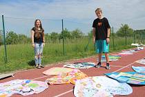 Český rekord v Ježově: děti vytvořily 863 metrových srdcí. Následovalo vyhlášení s tím spojené výtvarné soutěže.
