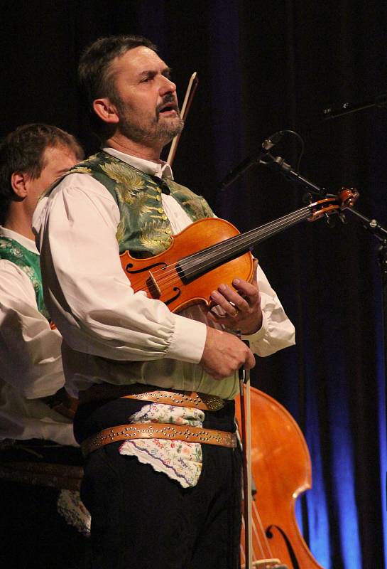 Cimbálová muzika Pavla Múčky ze Strážnice oslavila třicet let na folklorní scéně a uvedla nové album Ve Strážnici na vojnu verbujú.