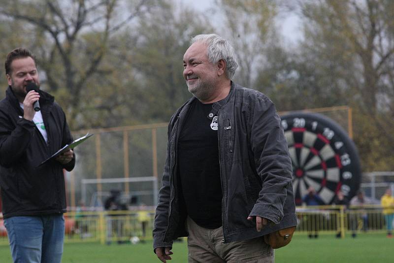 Fotbalisté Hroznové Lhoty (bíločervené dresy) v televizním zápase porazili Vnorovy 5:1. Zápas sledovalo 1500 diváků.