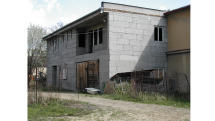 NEDOSTAVĚNÉ KINO (Ždánice). Budovu město rozestavělo v 80. letech, ale později od ní ustoupilo. Stavba je na seznamu brownfieldů, využití je sporné. Kulturní dům je už jinde a přestavbu na byty nebo obchody zdi staré budovy neunesou. Možností je demolice.