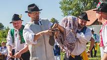 Pořad Já sa budu vydávati, který byl součástí Mezinárodního folklorního festivalu ve Strážnici. Soubory jej sehrály v areálu skanzenu.