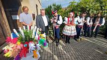 Krojovaná chasa na Svatováclavských hodech v Kostelci.