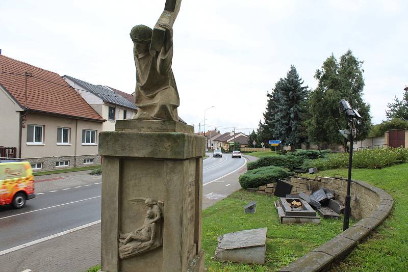 Po čtvrteční nehodě zničený památník obětem druhé světové války v Ratíškovicích.