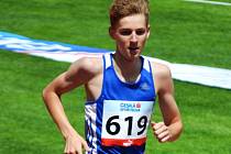 Mladý hodonínský běžec Filip Sasínek opět po roce přivezl z mistrovství České republiky dorostu a mládeže zlatou medaili.