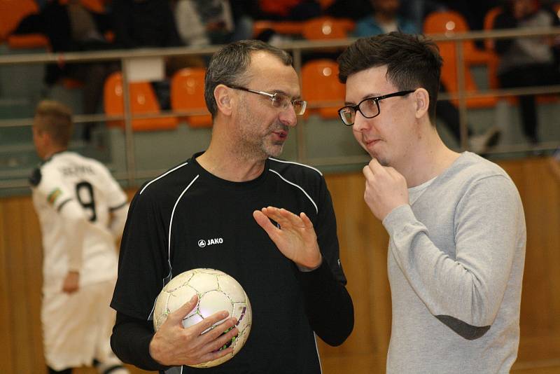 Hodonínští futsalisté (v bílých dresech) ve šlágru 7. kola Chance ligy vedli nad favorizovanou Slavií Praha 4:1, ale nakonec doma po remíze 4:4 bralo pouze bod. Páteční duel ve sportovní hale TEZA sledovalo 668 diváků. 