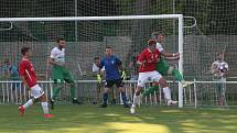 Fotbalisté třetiligového Uherského Brodu (červené dresy) v předkolo MOL Cupu zdolali divizní Bzenec 3:1.