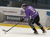 Osmnáctiletý hokejista Jakub Čechmánek v dresu druholigového Hodonína. 