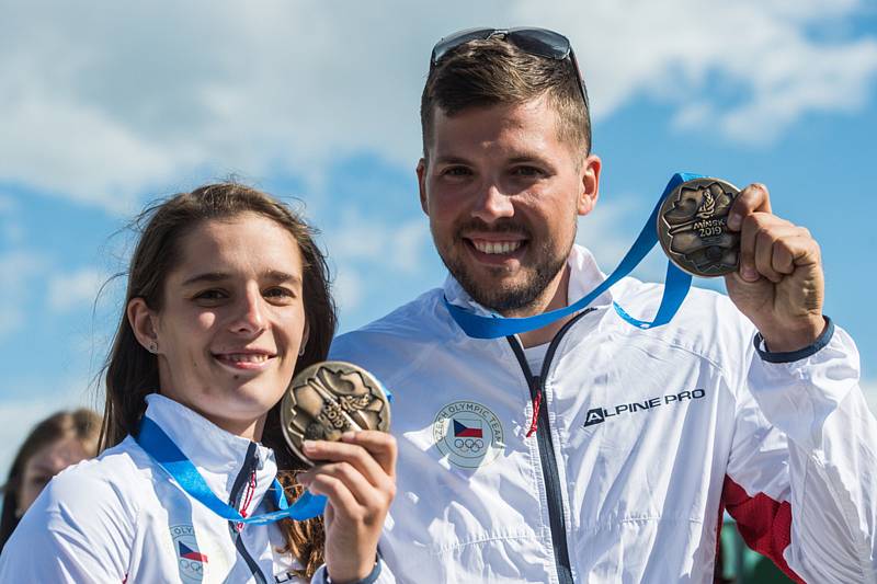 Bronzoví skeetaři Barbora Šumová (vlevo) a Jakub Tomeček.