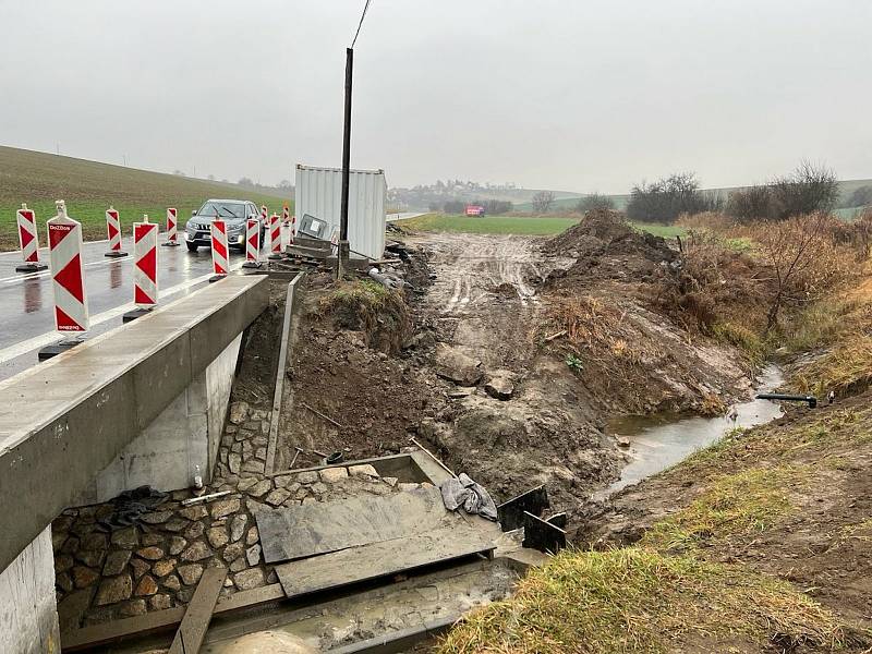 Po novém mostu na I/54 u Archlebova už jezdí řidiči.