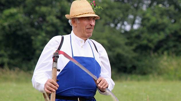 Na louce nad Malou Vrbkou se sešli kosci z okolí i ze Slovenska. Už podevatenácté.