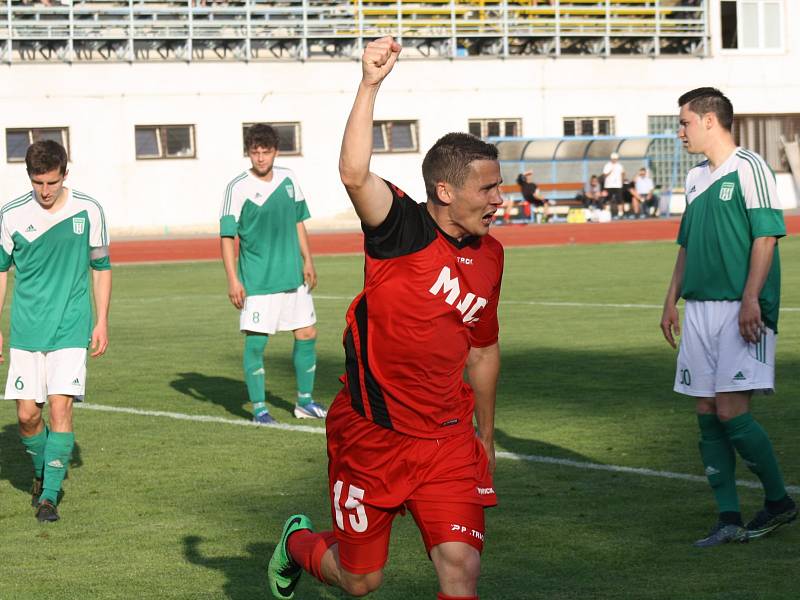 Fotbalisté Hodonína (v červených dresech) porazili v posledním zápase letošní sezony Ždírec nad Doubravou 3:1 a v divizi D skončili druzí.