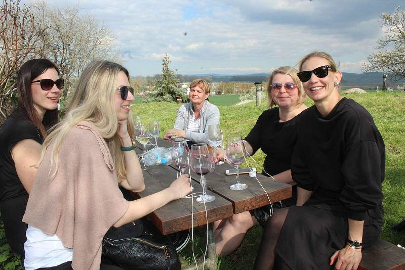 Festival otevřených sklepů zavítal na Strážnicko, kde stovky lidí přilákaly petrovské Plže.