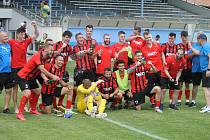 Hodonínští fotbalisté (v červenočerných dresech) postupují do Moravskoslezské fotbalové ligy.