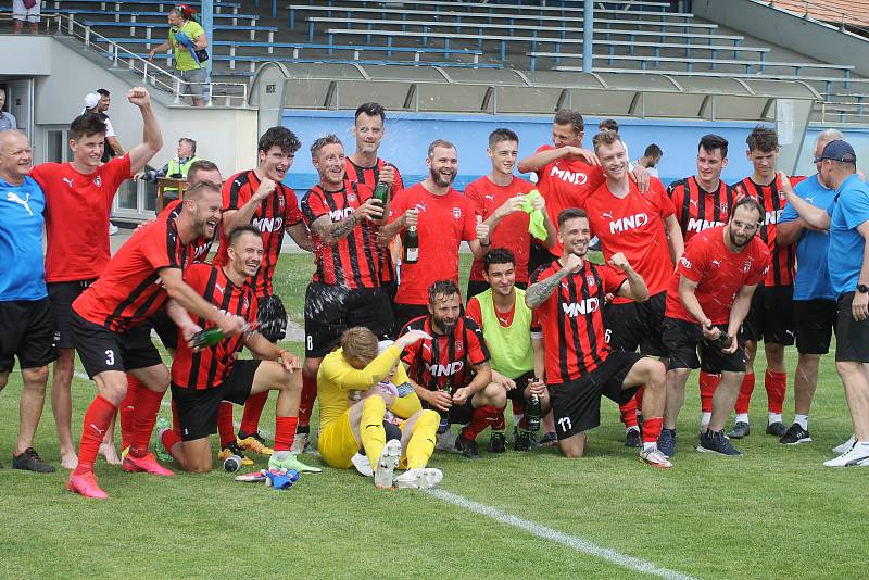 Hodonínští fotbalisté (v červenočerných dresech) porazili Břeclav 2:1.