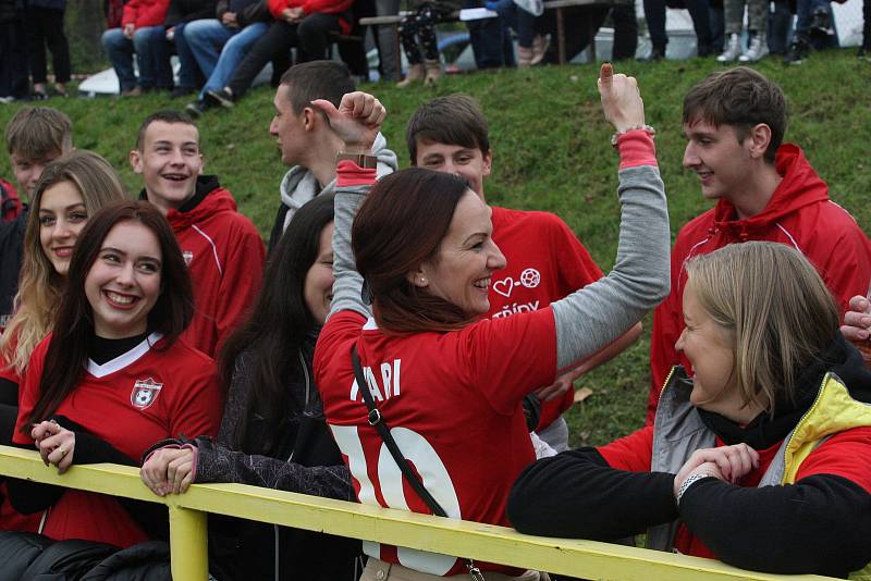 Fotbalisté Hroznové Lhoty (bíločervené dresy) v televizním zápase porazili Vnorovy 5:1. Zápas sledovalo 1500 diváků.