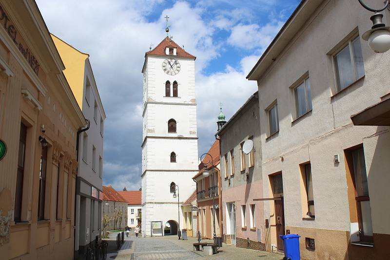 Dominanta Strážnice strážní bílá věž.