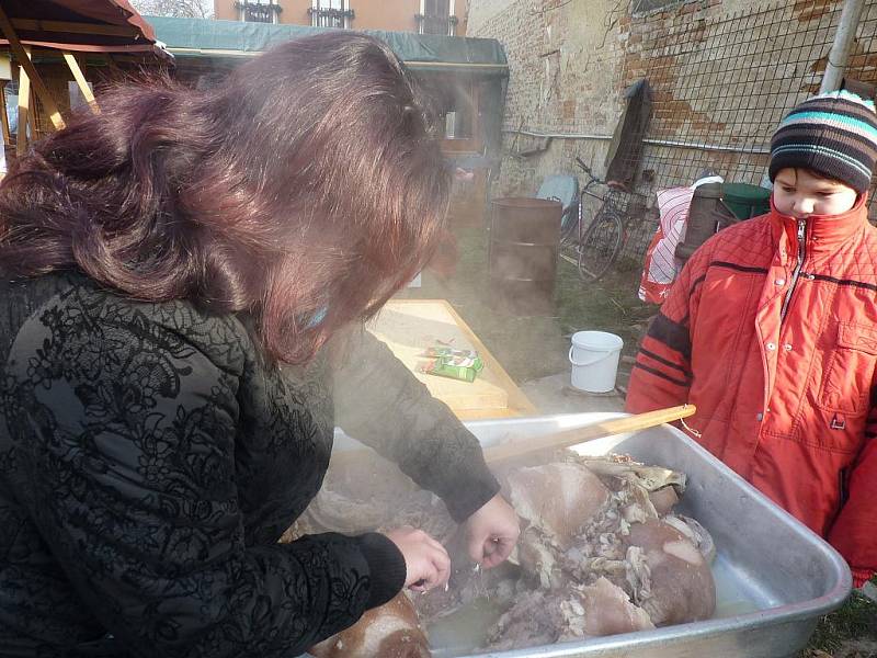 Strážnické rodinné centrum uspořádalo první ročník zabijačky.