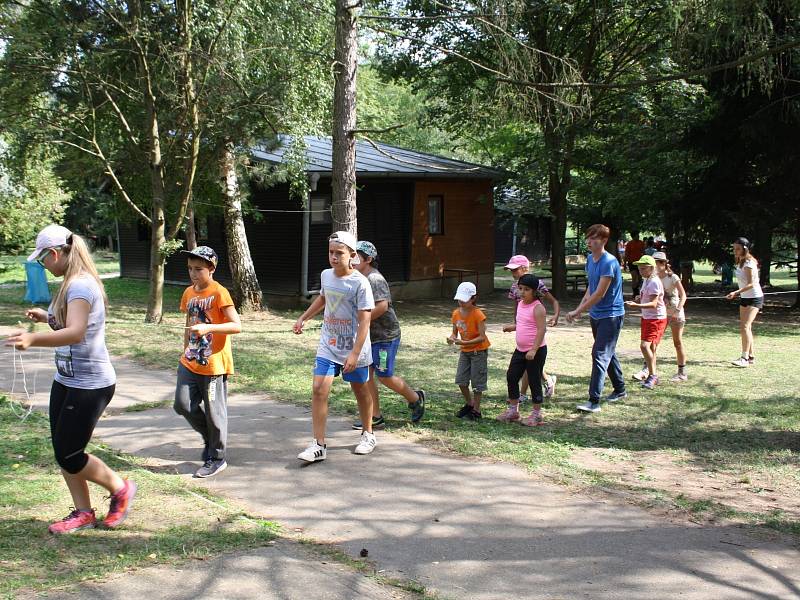 Téměř stovka dětí se sjela na tábor do Mlýnků u Radějova. Mají dva týdny na to, aby doputovaly až k pokladu.