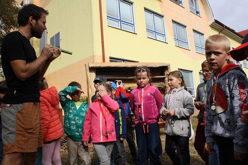 Rohatecké děti chystaly u základní školy hmyzí hotel.