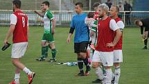 Finále okresního poháru vyhráli fotbalisté rezervy Dubňan (v zelených dresech), kteří porazili Hovorany 2:0.