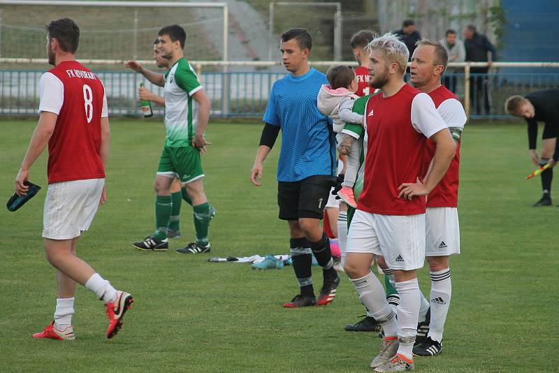 Finále okresního poháru vyhráli fotbalisté rezervy Dubňan (v zelených dresech), kteří porazili Hovorany 2:0.