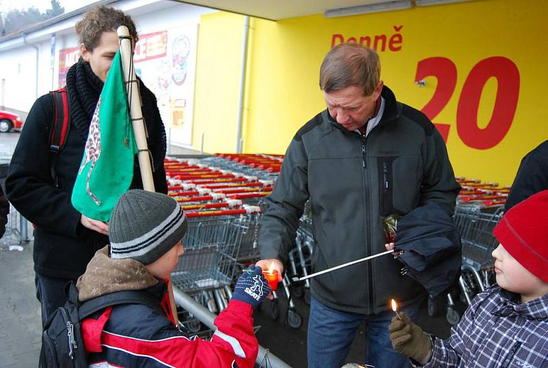 Při čtvrthodinové zastávce skautů u kyjovského Penny si pro světlo přišlo téměř dvacet lidí.