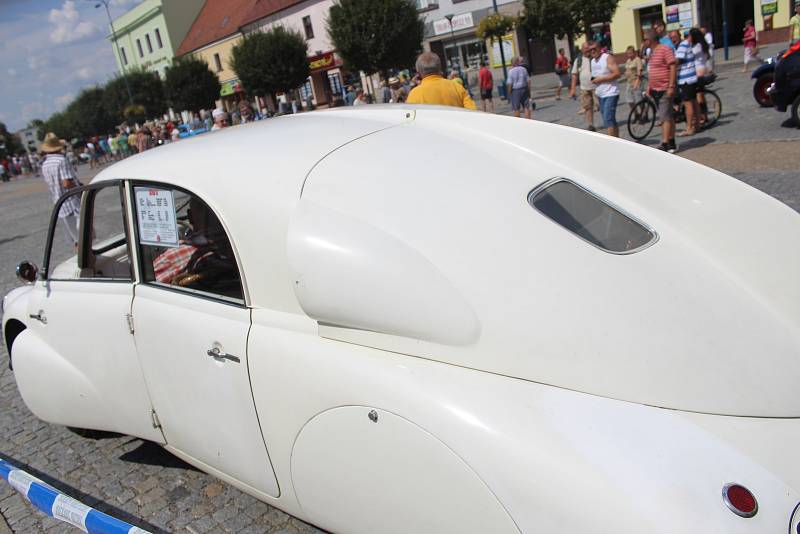 19. ročník jízdy historických vozidel Veteráni Moravským Slováckem. Představení na kyjovském náměstí.