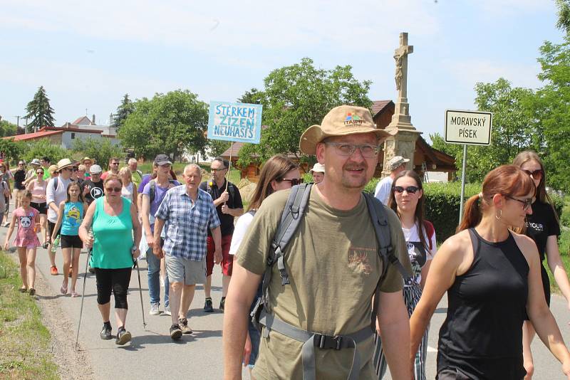 Protestní pochod za lidi pro vodu! Účastníci se postavili proti plánované těžbě štěrkopísku v blízkosti prameniště pitné vody.