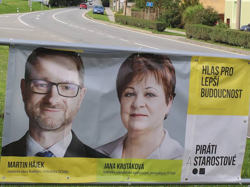 Předvolební kampaň do poslanecké sněmovny v říjnu 2021 v Petrově, s poutačem s později zvolenými poslanci Martinem Hájkem a Janou Krutákovou.