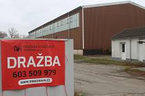 Průmyslový areál v Hodoníně s řadou skladovacích hal na třídě Bří Čapků jde do veřejné dražby.