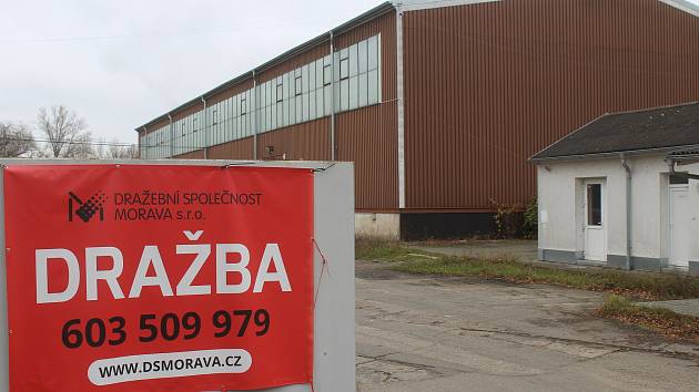 Průmyslový areál v Hodoníně s řadou skladovacích hal na třídě Bří Čapků jde do veřejné dražby.