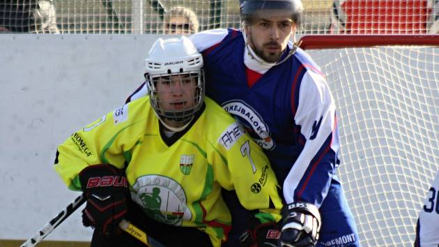 Mladý útočník Matěj Fraňo (na snímku ve žlutém dresu) pomohl hokejbalistům Sudoměřic k další výhře.