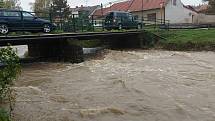 Říčka Velička ve Velké nad Veličkou ve středu dopoledne.