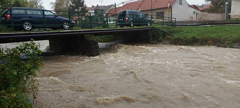 Říčka Velička ve Velké nad Veličkou ve středu dopoledne.