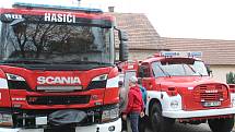 Nová cisterna rohateckých hasičů značky Scania. Vedle ní doposud sloužící čtyřicátnice Tatra.