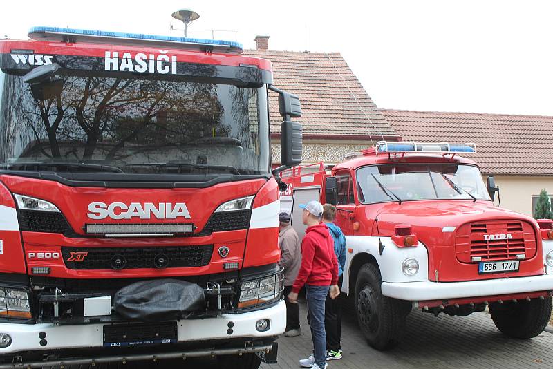 Nová cisterna rohateckých hasičů značky Scania. Vedle ní doposud sloužící čtyřicátnice Tatra.