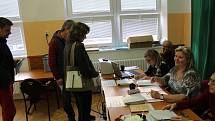 Sněmovní volby ve strážnickém Domě dětí a mládeže.