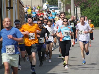 Jubilejního čtyřicátého ročníku Velké Moravy se zúčastnilo 581 běžců a běžkyň všech věkových kategorií. Hlavní závod na deset kilometrů potřetí v řadě ovládl Martin Kučera. Mezi ženami kralovala Irena Pospíšilová.