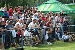 Fotbalisté KENu Veselí nad Moravou (v modrých dresech) zvítězili nad sousedními Vnorovy 3:2. Derby, které sledovalo téměř pět stovek diváků, hattrickem rozhodl zarazický útočník Michal Tobiáš. 