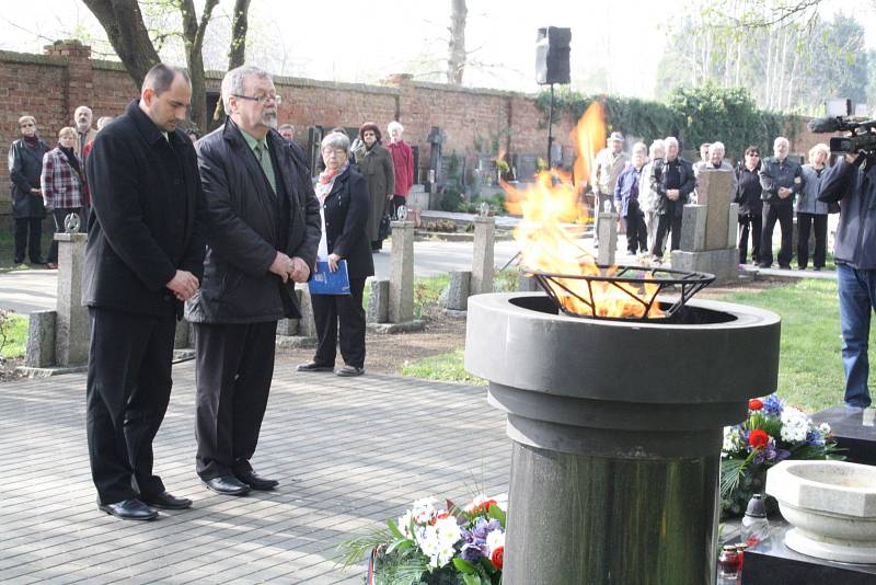 Pietní akt na hodonínském městském hřbitově u příležitosti jednasedmdesáti let od osvobození města Rudou armádou.