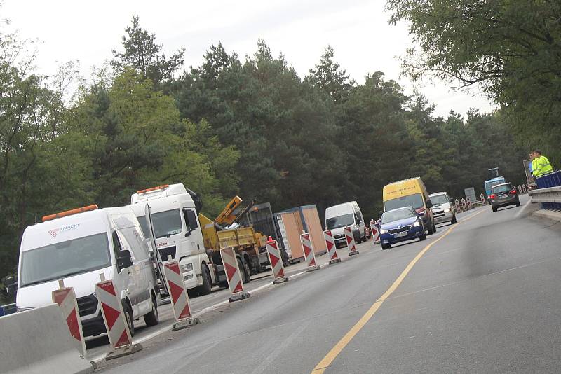 Omezení kvůli dostavbě nového mostu na silnici I/55 u Hodonína v pondělí odpoledne.