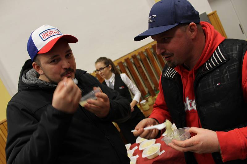 Košt o najlepší kysané zelé na Slovácku se uskutečnil v Blatničce. Nabídl zápis do české knihy rekordů. Zelí ochutnal i prezidentský kandidát Jiří Drahoš.