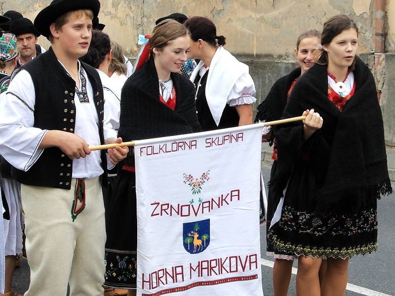 Průvodem začalo v sobotu hlavní pásmo vinobraní ve Bzenci. Představilo se několik folklorních souborů, mezi kterými nechyběli ani zahraniční hosté. Tradičně ulicemi projela také kněžna nebo Bakchus s nymfami.