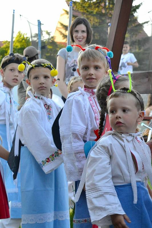 Lužiické předhodové posezení u cimbálu ve stodole Lidového domu se konalo v sobotu 4. července.